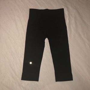 Cute, like-new Lulu Lemon crop yoga pants